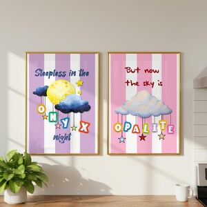 Set di 2 stampe da parete per cameretta ispirate a Taylor Swift, stampa con testo di Onyx Night Opalite, decorazione per la cameretta della bambina, stampa per cameretta in tonalità pastello