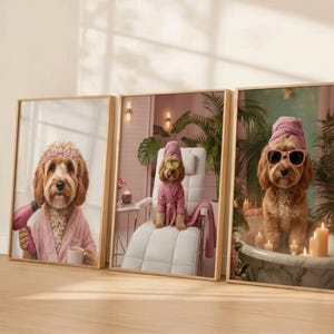 Peut inclure: Ensemble de trois impressions encadrées représentant des chiens dans un cadre de spa. Un chien porte une couronne florale et un sèche-cheveux, un autre porte un peignoir et des tranches de concombre, et le troisième porte des lunettes de soleil dans une baignoire.