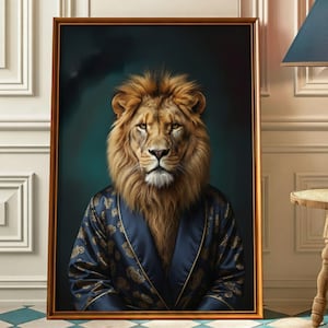 Può includere: Ritratto incorniciato di un leone con un accappatoio blu con motivi paisley dorati. Il leone ha una criniera folta ed è ambientato su uno sfondo verde scuro. La cornice è dorata.