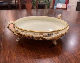 Compotera antigua estilo bohemio de 21,5 cm con cuatro patas, dorada y pintada a mano, de cristal opalino.