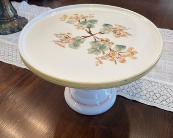 Stojak na ciasto Challinor Taylor Milkglass z XIX wieku: ręcznie malowane kwiaty derenia