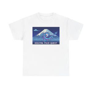 Puede incluir: Camiseta blanca con un diseño gráfico pixelado del Monte Fuji y un dragón en tonos azules y morados. El texto "DIGITAL FUJI QUEST" está debajo del gráfico. Es una prenda de vestir informal.