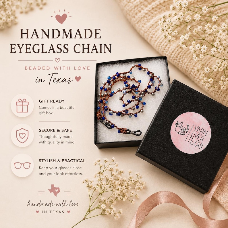 K&ouml;nnte beinhalten: Handgefertigte Brillenketten mit Perlen in einer Geschenkbox. Die Kette hat ein braunes Band mit blauen und silbernen Perlen. Die Box ist schwarz mit einem rosa-wei&szlig;en Aufkleber "Yarn Over Texas".