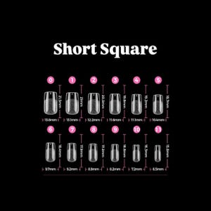 K&ouml;nnte beinhalten: Ein Diagramm von kurzen quadratischen Kunstn&auml;geln, nummeriert 0-11, mit Ma&szlig;en in Millimetern. Die N&auml;gel sind klar mit einem glitzernden Design in der N&auml;he der Nagelhaut. Der Text "Short Square" befindet sich oben im Bild.