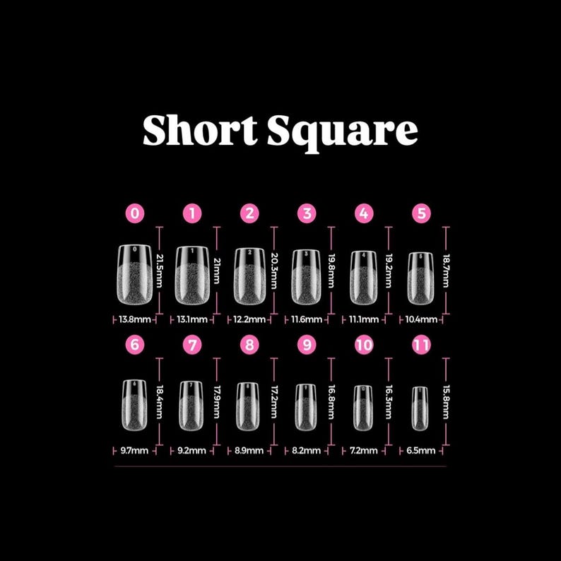 K&ouml;nnte beinhalten: Ein Diagramm von kurzen quadratischen Kunstn&auml;geln, nummeriert 0-11, mit Ma&szlig;en in Millimetern. Die N&auml;gel sind klar mit einem glitzernden Design in der N&auml;he der Nagelhaut. Der Text "Short Square" befindet sich oben im Bild.