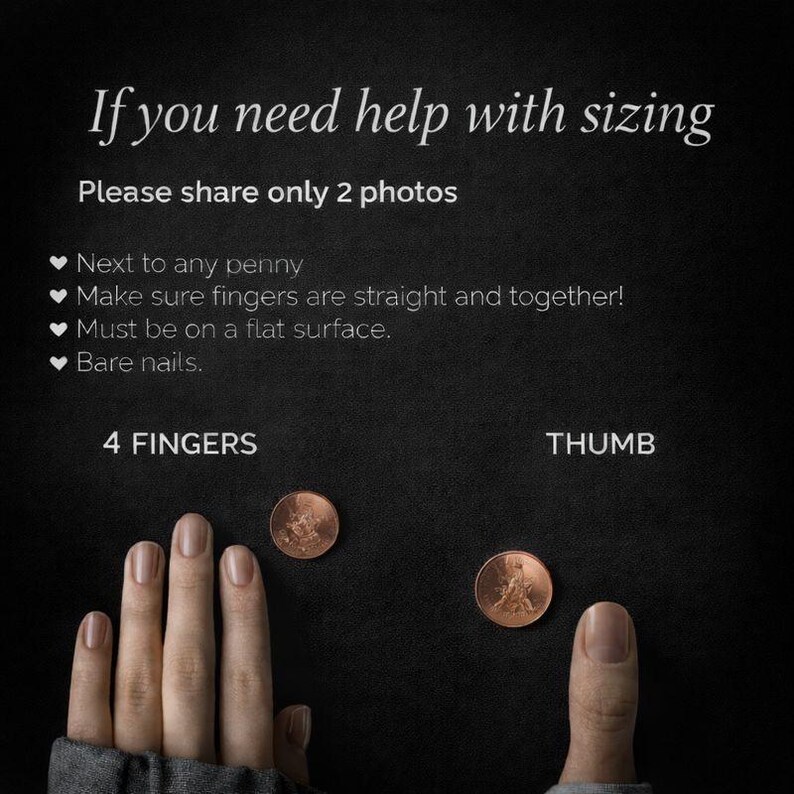 K&ouml;nnte beinhalten: Bild mit Text: &bdquo;Wenn Sie Hilfe bei der Gr&ouml;&szlig;enbestimmung ben&ouml;tigen. Bitte teilen Sie nur 2 Fotos.&ldquo; Anweisungen: &bdquo;Neben einem Cent. Achten Sie darauf, dass die Finger gerade und zusammen sind! Muss auf einer ebenen Fl&auml;che sein. Unlackierte N&auml;gel.&ldquo; Zwei Cent-M&uuml;nzen und eine Hand.