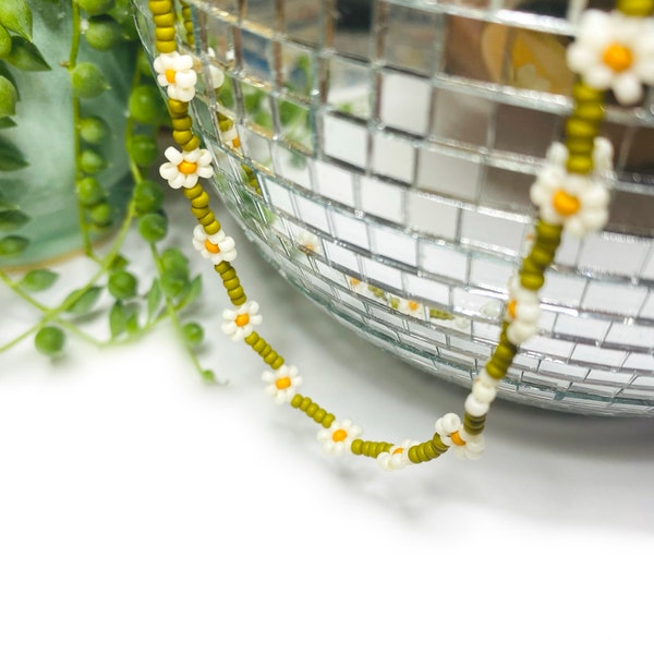 Daisy Chain Choker Necklace Green and White