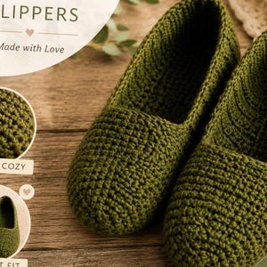 Puede incluir: Un par de zapatillas de ganchillo color verde oliva con un patrón de punto texturizado. La imagen incluye el texto SLIPPERS, Made with Love, SOFT & COZY y COMFORT FIT, junto con recuadros circulares que muestran el detalle y la vista.