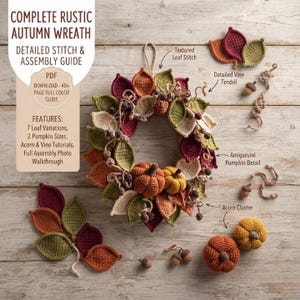 Puede incluir: Una guía de patrón de corona de otoño a ganchillo con el texto COMPLETE RUSTIC AUTUMN WREATH, DETAILED STITCH & ASSEMBLY GUIDE, PDF DOWNLOAD - 40+ PAGE FULL COLOR GUIDE, FEATURES: 7 Leaf Variations, 2 Pumpkin Sizes, Acorn & Vine Tutorials.