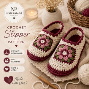 Könnte beinhalten: Ein Paar handgehäkelte Hausschuhe mit cremefarbener Basis, weinrotem Rand und einem zentralen Blumenmotiv in Rosa, Grün und Weiß. Das Bild enthält den Text NP NEATPRINTABLE CROCHET Slipper PATTERN, INSTANT DOWNLOAD, PDF PATTERN, SOFT & COZY und Made with Love.