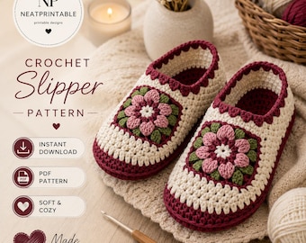 Può includere: Un paio di pantofole lavorate all'uncinetto a mano con base color crema, bordo bordeaux e un motivo floreale centrale nei toni del rosa, verde e bianco. L'immagine include il testo NP NEATPRINTABLE CROCHET Slipper PATTERN, INSTANT DOWNLOAD, PDF PATTERN, SOFT & COZY e Made with Love.