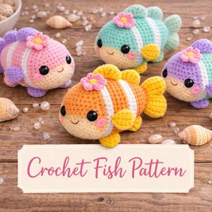 Könnte beinhalten: Vier bunte Häkelfische mit Blumenakzenten sind auf einer Holzoberfläche mit Muscheln und Perlen angeordnet. Die Fische sind in den Farbtönen Rosa, Orange, Türkis und Lila gehalten. Der Text "Crochet Fish Pattern" steht auf einem weißen Banner.