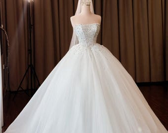 Sparkling Crystal Bodice Tulle Ballgown: Classic Strapless Princess Wedding Dress