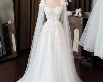 Ätherisches A-Line Brautkleid mit langen Cape-Ärmeln, Brautkleid mit Blumenapplikationen