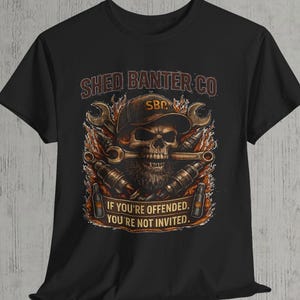 Skull Mechanic T-shirt uniseks, shirt 'If You're Beledigd. You're Not Invited', grappig offensief shirt, T-shirt Shed Banter Co, Biker Garage Gift