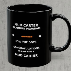 Tasse de café drôle de construction | Tasse "Programme de formation Mud Carter" | Rejoindre le cadeau The Dots | Tasse en céramique noire motivante | Cadeau collègue