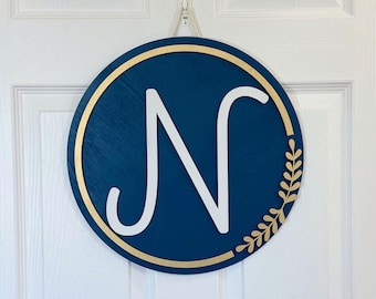 Letrero personalizado para la puerta principal con monograma, corona moderna de madera con cinta, decoración redonda pintada con follaje, colgador personalizado con inicial para la entrada.
