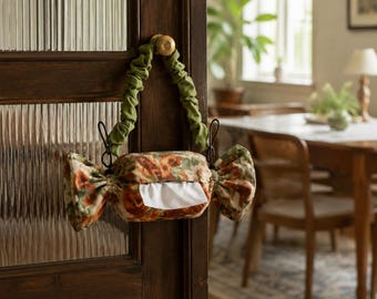 Porta-lenços de tecido artesanal, estojo de parede boho para lenços, decoração cottagecore para casa, presente para inauguração de casa.
