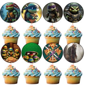 Puede incluir: Cupcakes con glaseado azul y chispas de colores, cubiertos con adornos temáticos de las Tortugas Ninja. Los adornos presentan las tortugas, pizza y otras imágenes relacionadas. Un regalo divertido para una fiesta de TMNT.