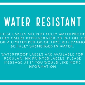 以下が含まれることがあります： 水色の背景に白い文字で「WATER RESISTANT」と書かれています。このラベルは完全防水ではありませんが、冷蔵または氷に入れることは可能です。防水ラベルもご利用いただけます。
