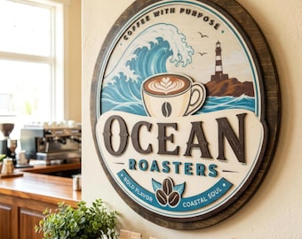 Op de afbeelding: Een rond houten bord met een vuurtoren, een grote oceaangolf en een koffiekopje met latte art. De tekst luidt "COFFEE WITH PURPOSE", "OCEAN ROASTERS", "BOLD FLAVOR" en "COASTAL SOUL". Onderaan staan drie koffiebonen afgebeeld.