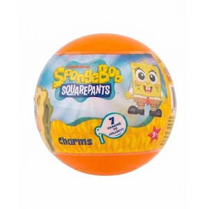 Pode incluir: Um recipiente esférico laranja com o logótipo Nickelodeon SpongeBob SquarePants, uma ilustração da personagem SpongeBob e o texto 7 CHARMS TO COLLECT! e Charms. A embalagem inclui um ícone de estrela vermelha com etiqueta 3+.