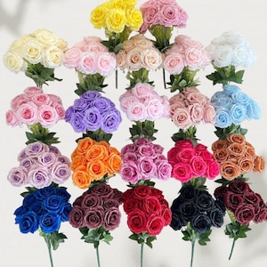 Könnte beinhalten: Eine Sammlung künstlicher Rosensträuße in verschiedenen Farben, darunter Gelb, Rosa, Lila, Orange, Rot, Blau und Braun. Jeder Strauß hat mehrere Rosen mit grünen Stielen und Blättern, geeignet für Heimdekoration oder Bastelarbeiten.
