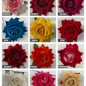 Peut inclure: Une collection de douze roses artificielles de différentes couleurs : rose clair, rouge vin, rose rouge, bleu, jaune, rouge, rouge foncé, orange, rouge centre blanc, blanc, rose foncé et champagne. Chaque rose est étiquetée avec un numéro et un nom de couleur.