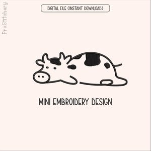 Puede incluir: Un diseño de bordado digital que presenta una ilustración de una vaca en blanco y negro con el texto ProStitchery, DIGITAL FILE (INSTANT DOWNLOAD) y MINI EMBROIDERY DESIGN. La vaca está representada en un estilo de línea simple con manchas.