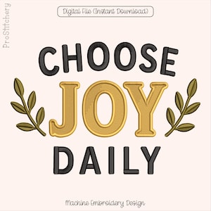 Könnte beinhalten: Ein digitales Maschinenstickdesign mit dem Text CHOOSE JOY DAILY. Die Wörter CHOOSE und DAILY sind schwarz, während das Wort JOY in Gold gehalten ist. Zwei olivgrüne Blattzweige flankieren das Wort JOY auf der linken und rechten Seite.