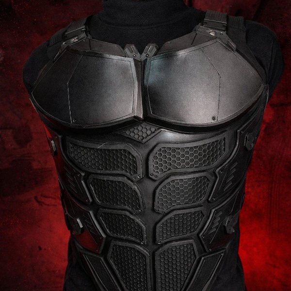 Czarny pancerz superbohatera do cosplayu – ręcznie robiony pancerz płytowy, element pancerza w stylu komiksowym, pancerz kostiumu superbohatera, rekwizyt do cosplayu na Comic Con
