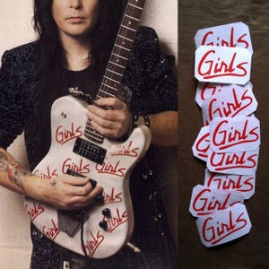 Könnte beinhalten: Rustikales Holzschild mit dem weißen Schriftzug "Welcome to our home". Das Schild hat eine Used-Optik und ein schlichtes, einladendes Design für die Haustür.