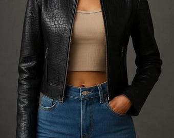 Schwarze Alligator geprägte Lederjacke für Damen - Echte Rindsleder-Krokodil-Textur.