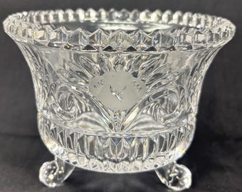 Ciotola vintage in vetro pressato trasparente con tre piedini e medaglioni decorati con uccelli satinati, 11,4 cm.