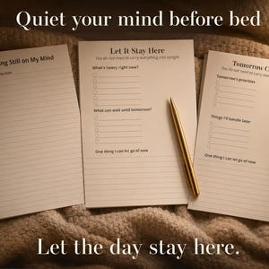 Peut inclure: Trois blocs-notes avec des invites à la réflexion, dont "Everything Still on My Mind", "Let It Stay Here" et "Tomorrow Can Wait". Un stylo doré repose sur un bloc-notes. Le texte "Quiet your mind before bed" et "Let the day stay here" sont également visibles.