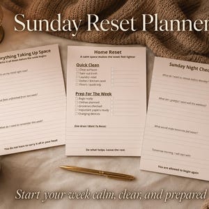 Może przedstawiać: Trzy beżowe arkusze Sunday Reset Planner z podpowiedziami do refleksji i planowania, złoty długopis i kubek kawy. Arkusze zawierają teksty takie jak "Wszystko, co zajmuje miejsce" i "Niedzielny wieczorny check-in".