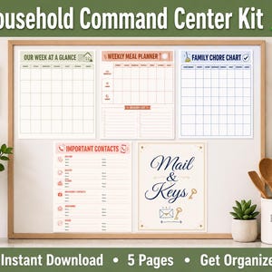 Op de afbeelding: Een huishoudelijke commandocentrumset met vijf printbare pagina's: Our Week at a Glance, Weekly Meal Planner met boodschappenlijst, Family Chore Chart, Important Contacts en een Mail & Keys-bord, allemaal weergegeven op een groot houten prikbord.
