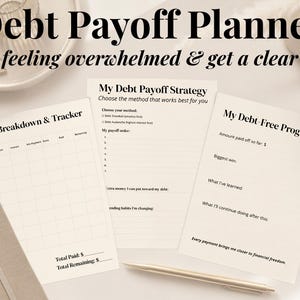 Puede incluir: Un planificador de pago de deudas con el texto "Debt Payoff Planner" y "Stop feeling overwhelmed & get a clear plan." El planificador incluye p&aacute;ginas para el desglose de la deuda, la estrategia y el seguimiento del progreso. Tambi&eacute;n se ven un bol&iacute;grafo y un cuaderno.