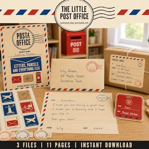 Może przedstawiać: Zestaw do zabawy w pocztę The Little Post Office zawierający znak, paczkę z etykietą, kopertę, list, arkusz znaczków, identyfikator, klej w sztyfcie, ołówek i sznurek w kolorach czerwonym, niebieskim i beżowym.