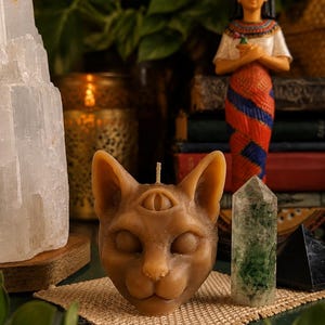 手注ぎ蜜蝋製サードアイキャットキャンドル：彫刻的なデザイン、無香料、天然空気清浄効果