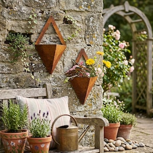 Puede incluir: Dos jardineras triangulares de metal oxidado cuelgan de una pared de piedra, una llena de flores amarillas y follaje rosa. Debajo hay un banco de madera con plantas en macetas y una regadera.