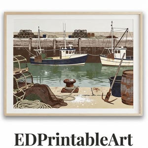 Może przedstawiać: Oprawiony wydruk przedstawiający scenę portową z dwoma łodziami rybackimi, klatkami na homary i drewnianym pomostem. Łodzie są biało-niebieskie, a woda turkusowa. Grafika ma neutralną paletę kolorów i tekst "EDPrintableArt" na dole.