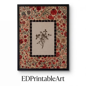 Könnte beinhalten: Gerahmter Kunstdruck mit einer schwarz-weißen Vogelillustration auf beigem Hintergrund. Der Rahmen hat eine schwarz-weiß karierte Bordüre und ein rotes und beiges Blumenmuster. Der Text "EDPrintableArt" befindet sich unten.