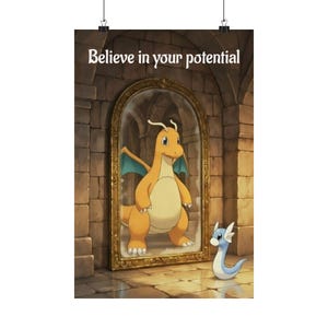 Peut inclure: Une affiche verticale montrant un petit Dratini bleu regardant dans un miroir doré orné qui reflète un grand Dracolosse orange. Le texte "Believe in your potential" est imprimé en blanc en haut sur un fond de mur en pierre.