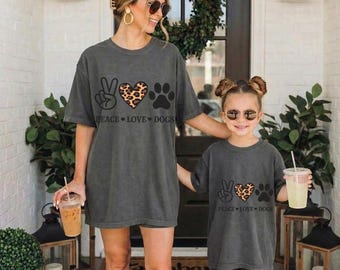 Koszulka Peace Love Dogs | Prezent dla mamy psa, koszulka graficzna dla miłośników psów