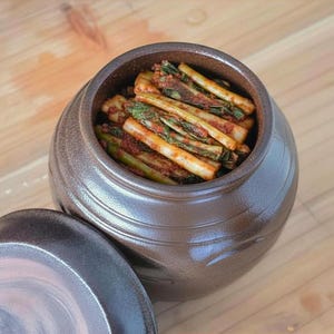 Peut inclure: Panneau en bois rustique avec l'inscription "Welcome to our home" dans un style manuscrit. Le panneau présente une finition vieillie et un design simple et accueillant, idéal pour une entrée.