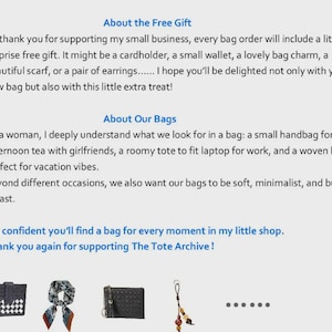 以下が含まれることがあります： The Tote Archiveの無料ギフトとバッグコレクションに関するテキストが記載されたデジタル画像。テキストには「About the Free Gift」と「About Our Bags」のセクションが含まれています。テキストの下には、カードホルダー、スカーフ、財布、バッグチャームの画像が並んでいます。