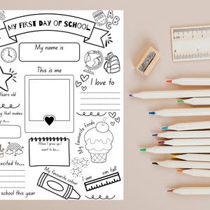 Peut inclure: Feuille de travail imprimable en noir et blanc "Ma première journée d'école" avec des sections à remplir. Comprend des espaces pour le nom, la photo, l'âge, les favoris et les objectifs. Des crayons de couleur, une règle et un taille-crayon sont à droite.
