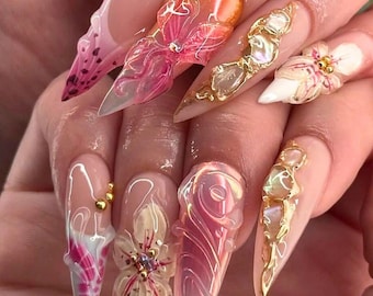 Uñas postizas artísticas de lujo con diseño floral 3D / Incrustaciones de concha cromada dorada