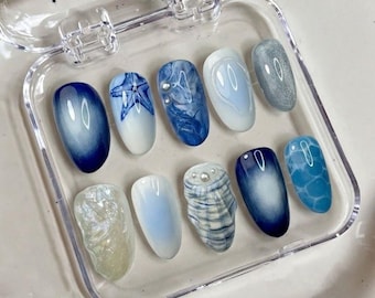 Uñas postizas con efecto degradado de aguas profundas, uñas personalizadas náuticas con diseño 3D de conchas, estrellas de mar y ondas de agua azul.